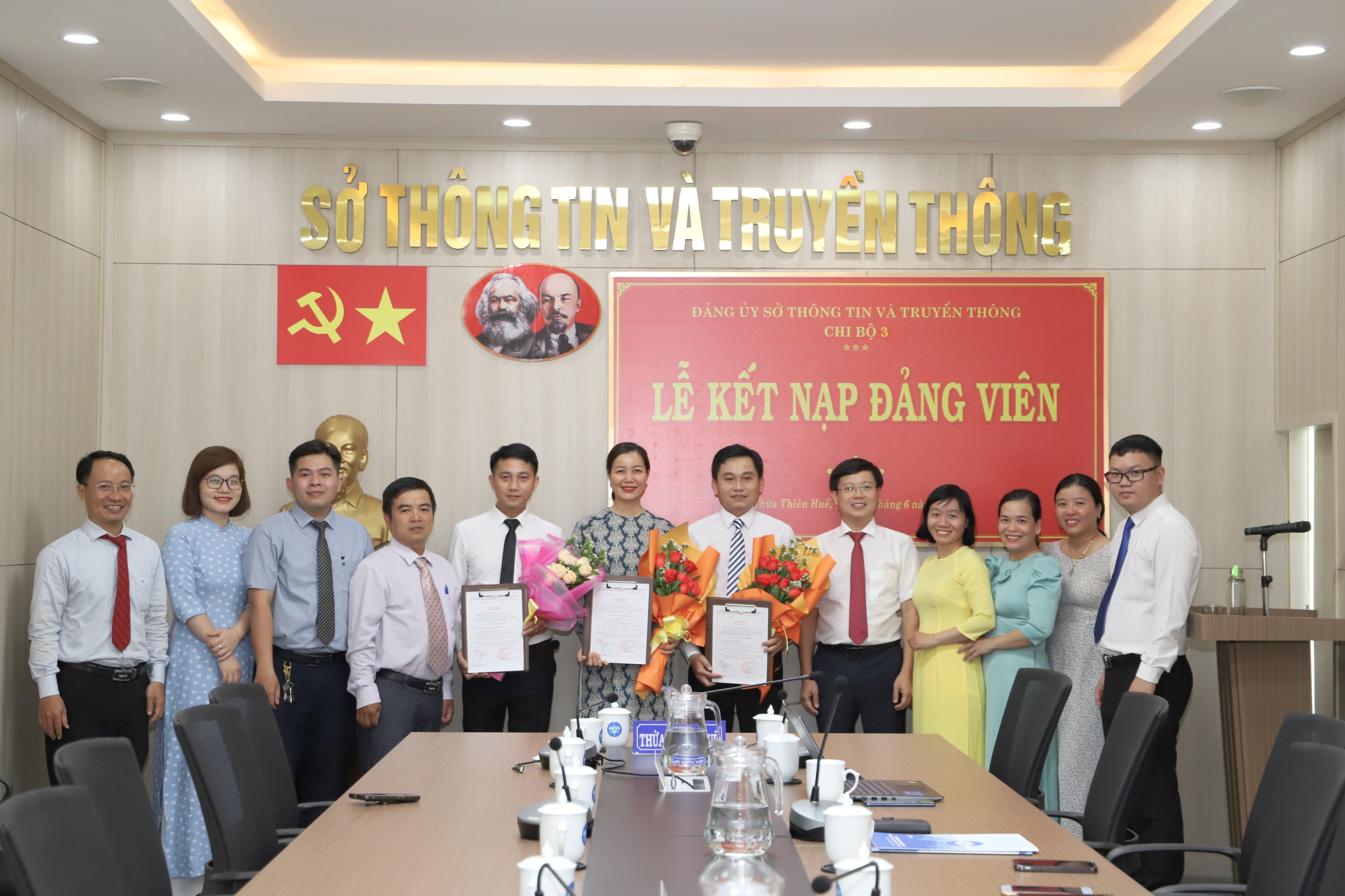 Các Chi bộ thuộc Đảng ủy Sở Thông tin và Truyền thông tổ chức Lễ kết nạp Đảng viên mới